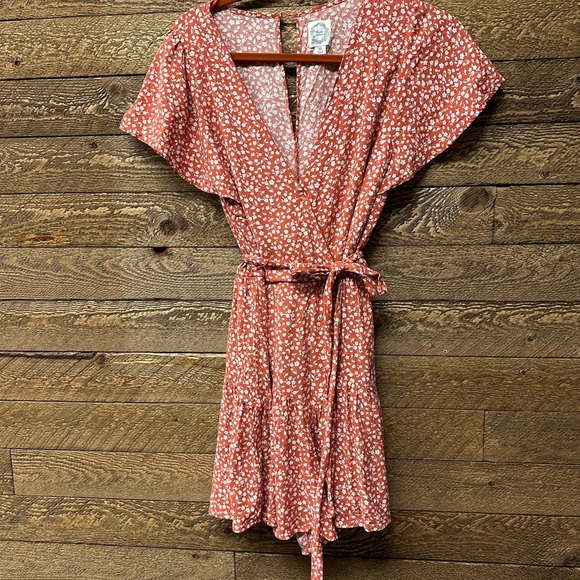 Francesca’s Anina Floral Wrap Mini Dress – Size M - Picture 3 of 8